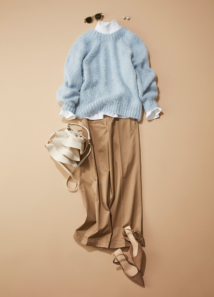 ベージュパンツ×白シャツ×水色ニット