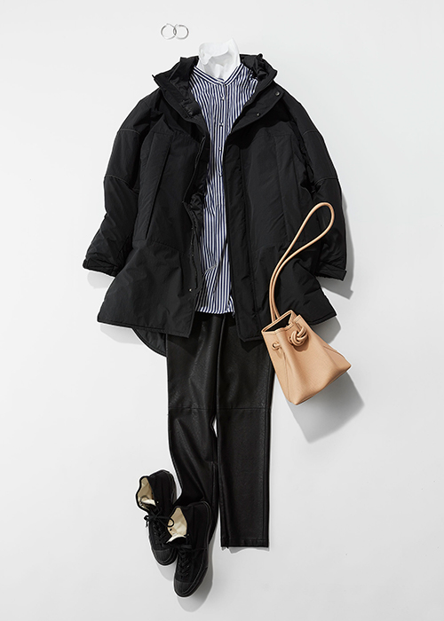 レザーパンツを合わせたスタイリッシュなダウンアウターコーデ