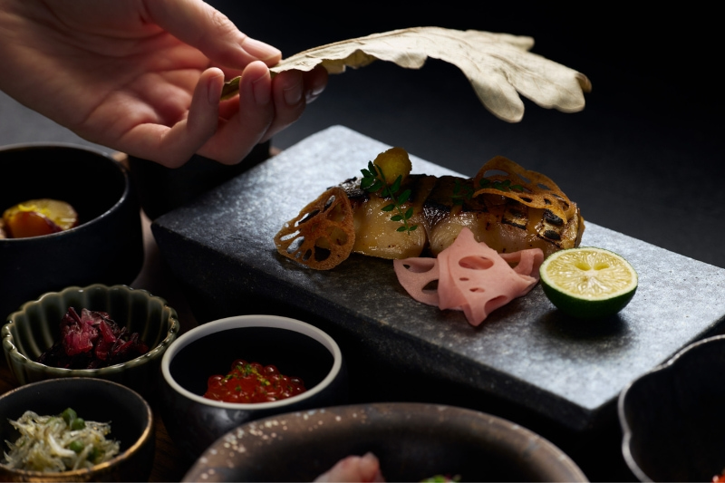 魚の焼き物などが並べられている写真