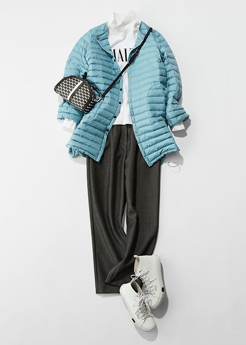 白地にロゴが入ったハイネックトップスと黒パンツに水色のミドル丈のダウンをあわせたコーデ写真