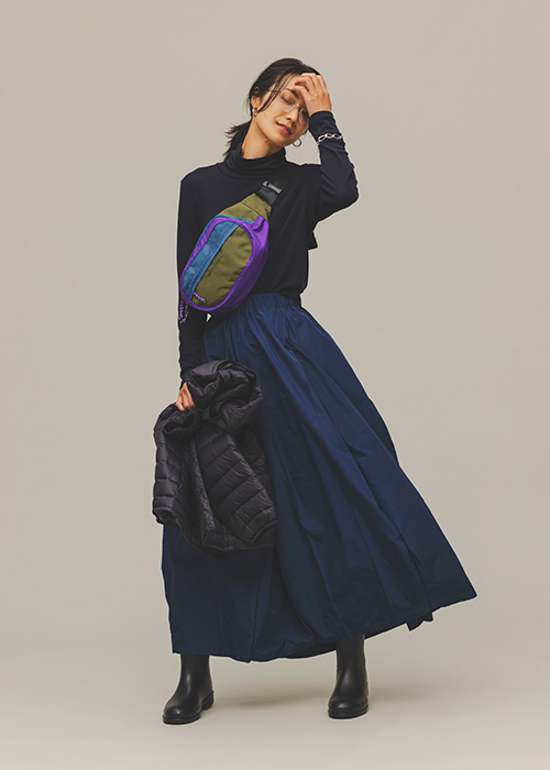 黒コート×黒タートルネック×ネイビースカート