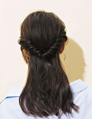 サイドの髪をねじってくるりんぱした後頭部写真