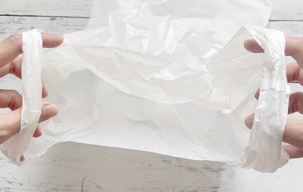 ふたつの取っ手に人差し指と親指をかけている写真