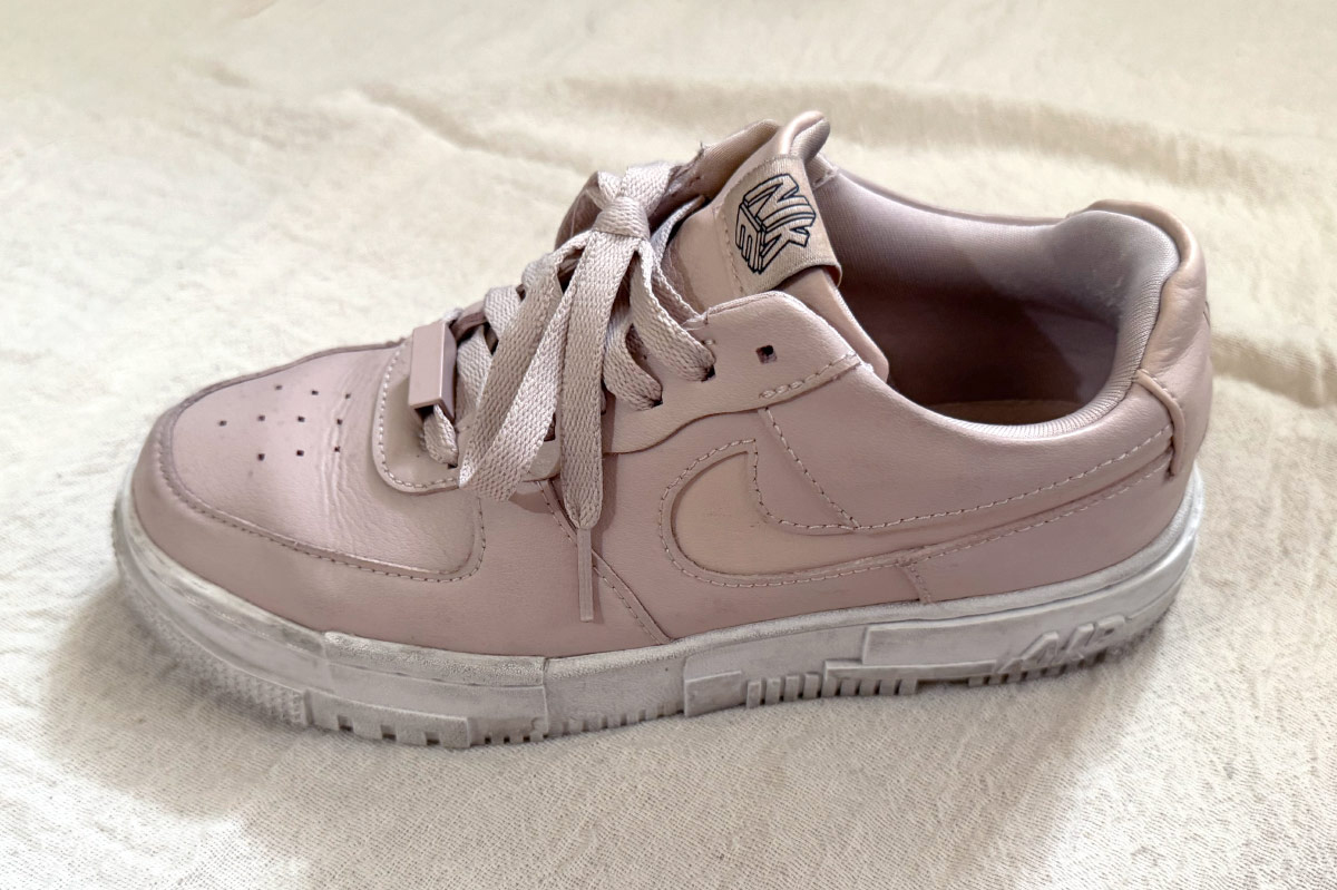 ピンクのスニーカー