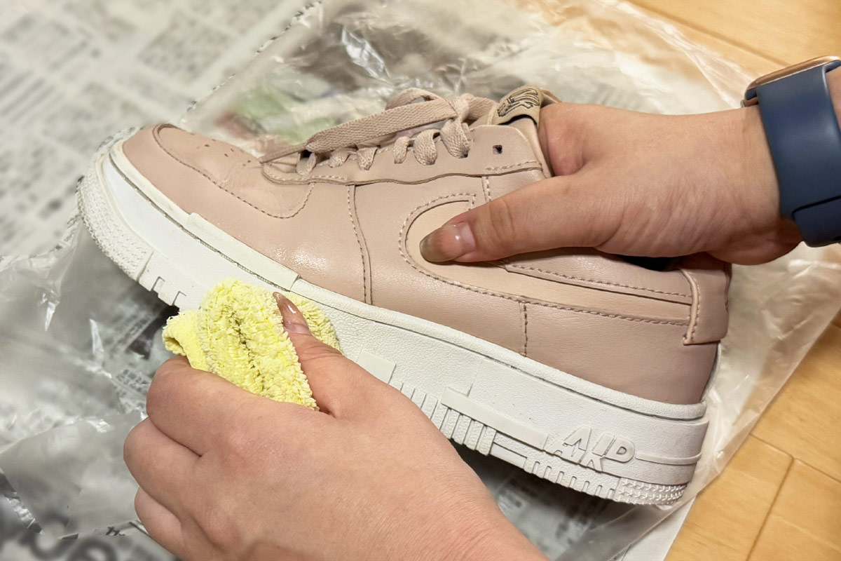 スニーカーのソールをクロスで拭いている写真