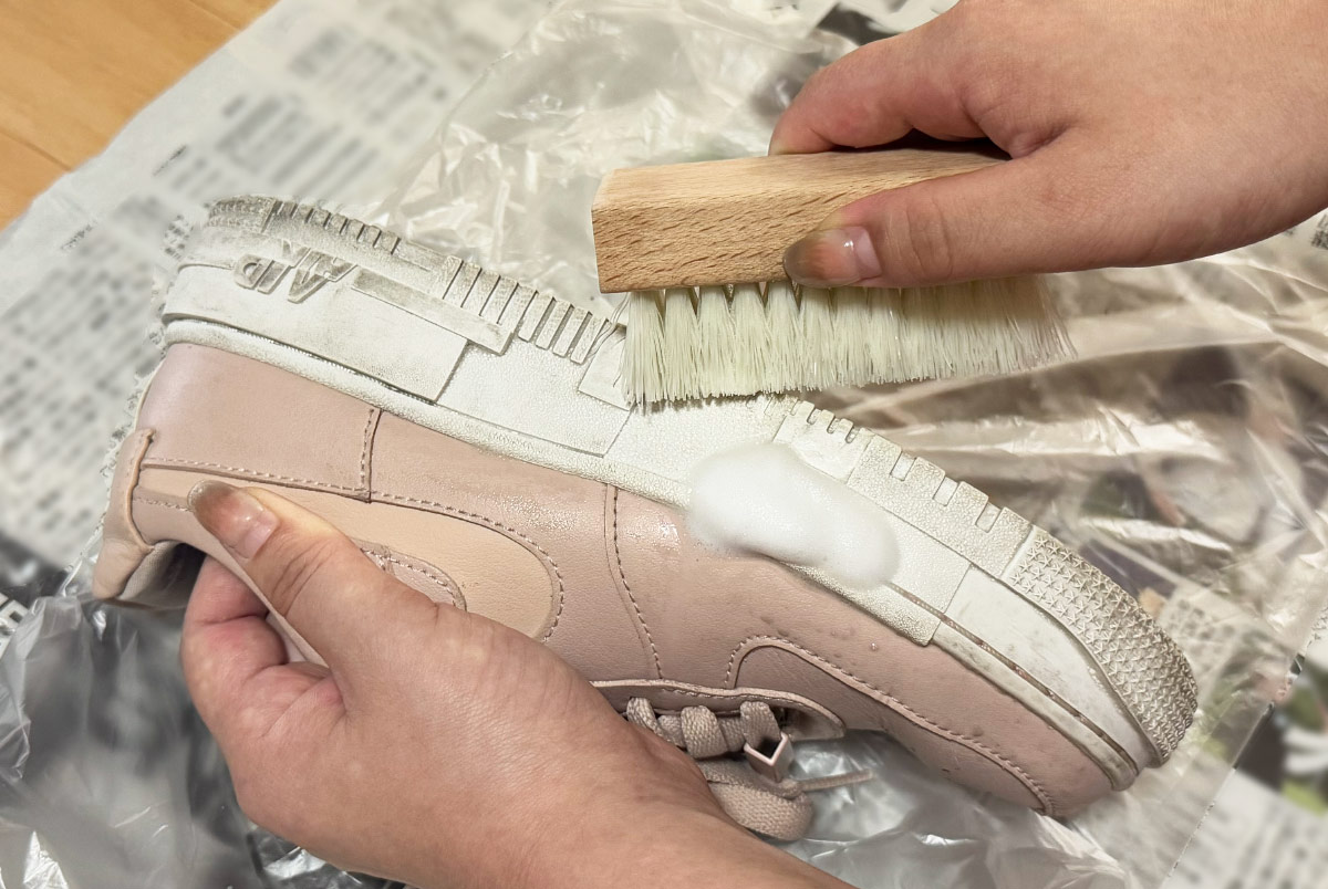 ピンクのスニーカーに泡クリーナーをのせた工程写真