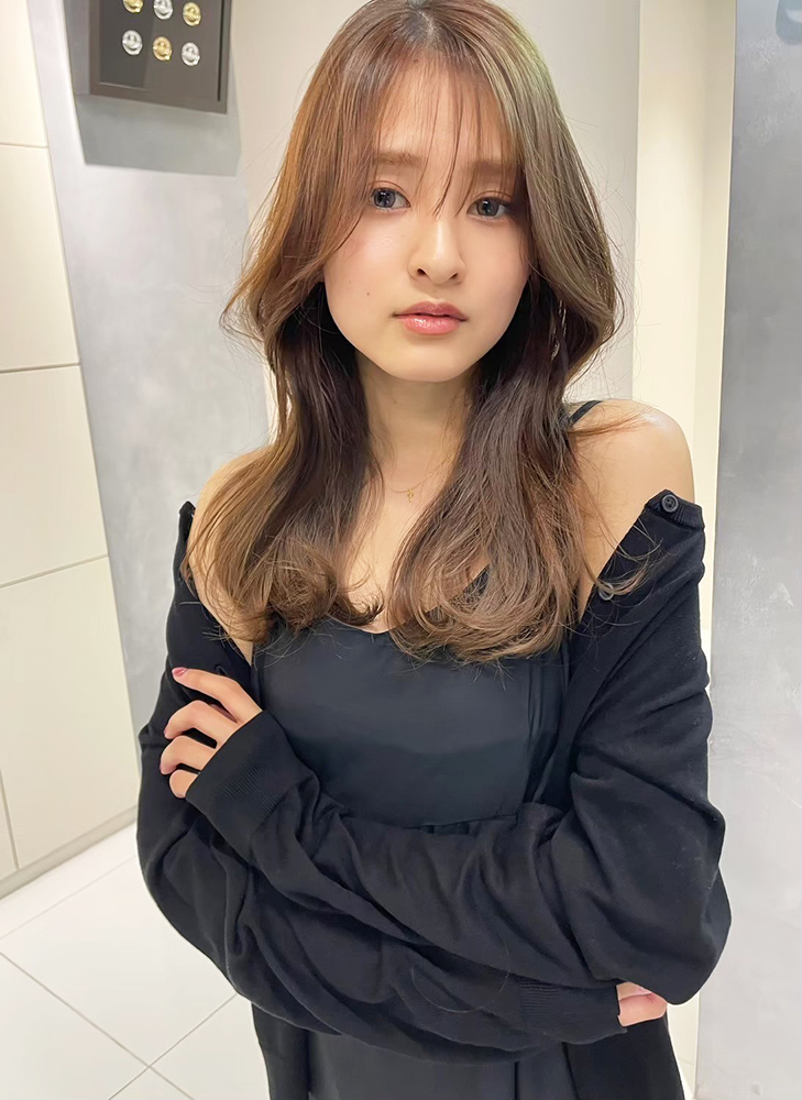 垢抜けシルエットのトレンドロングヘア