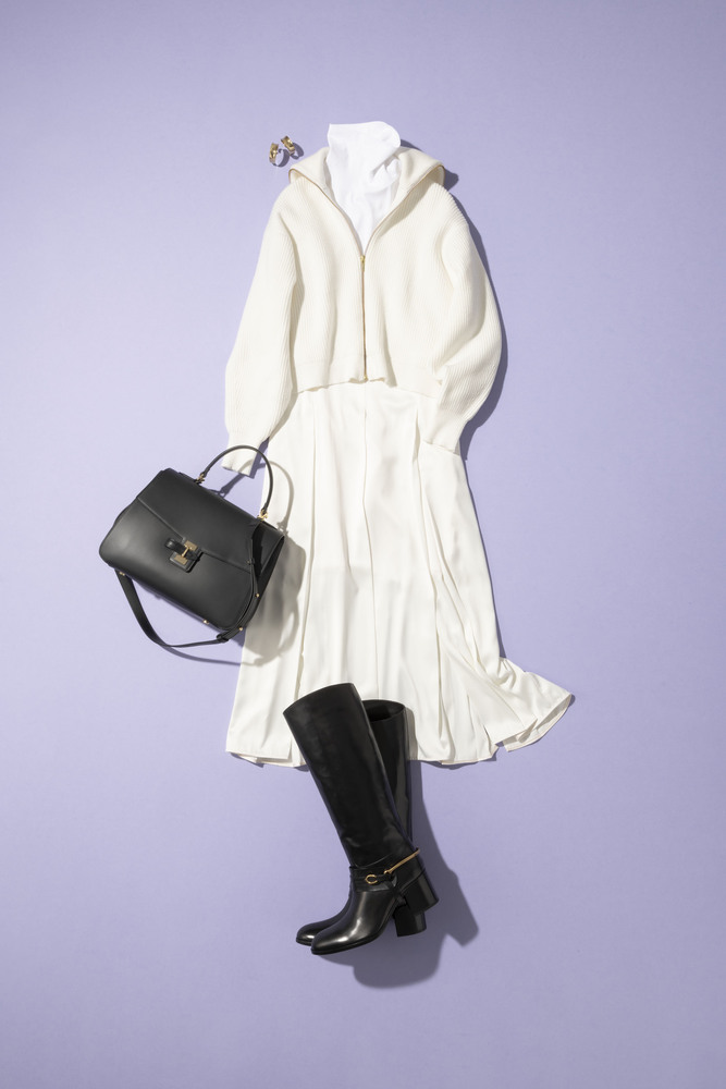 白カーディガン×白タートルニット×白フレアスカート