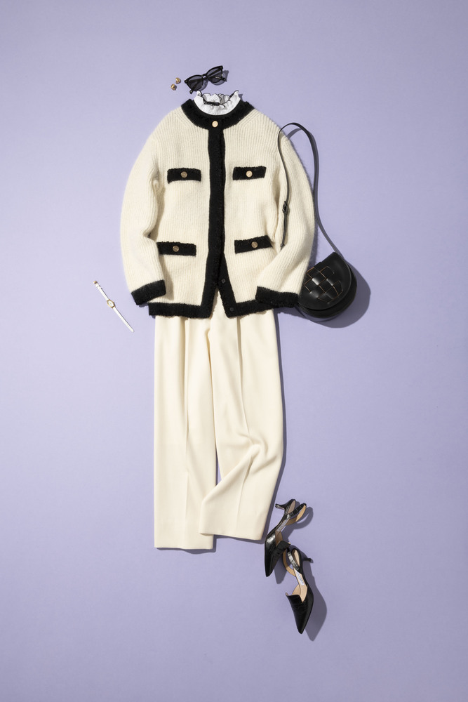 白黒カーディガン×白フリルブラウス×白パンツ