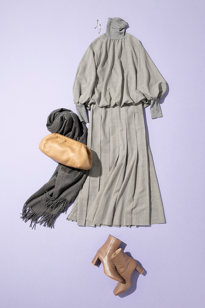 ライトグレーのブラウスとスカートのセットアップ×ベージュ小物