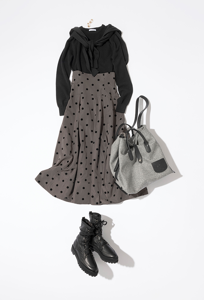 黒クルーネックニット×グレードット柄スカート