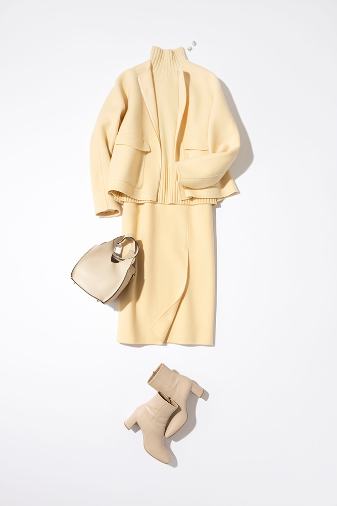 イエローショートジャケットとタイトスカートのセットアップ×イエローニット