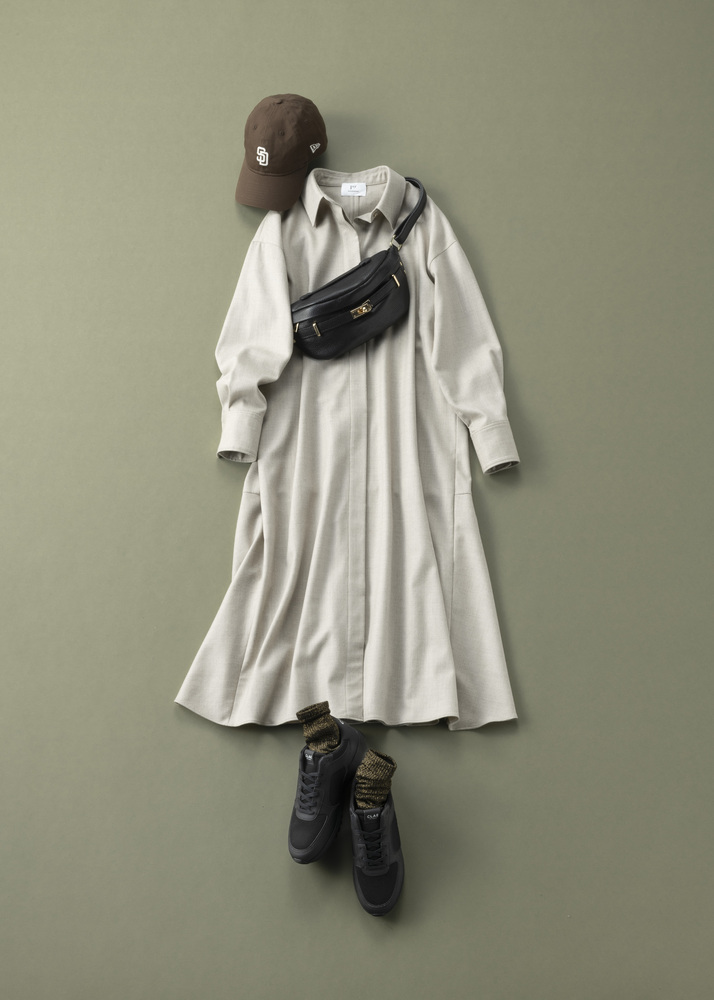 【2】グレーワンピース×黒スニーカー