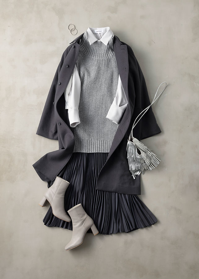 グレーコート×グレースカート×グレーニットベスト×白シャツ