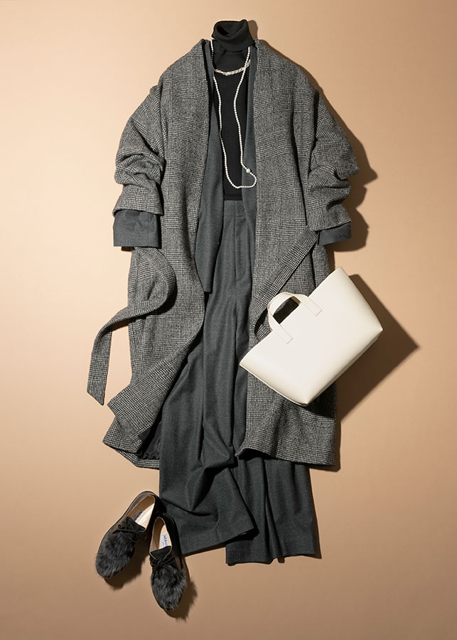 グレーチェック柄コート×黒タートルネック×チャコールグレージャケット×グレーパンツ