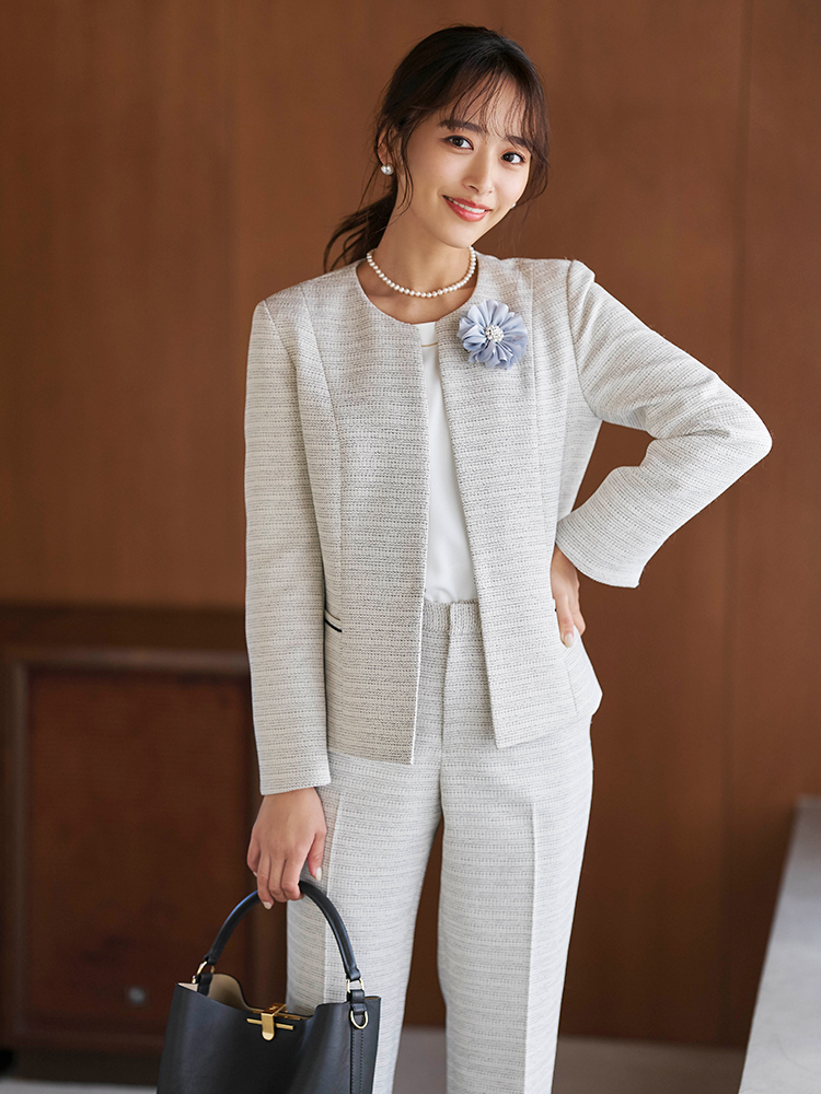 ベージュのツイードが、ノーカラーJK×細身テーパードを優しげに見せて