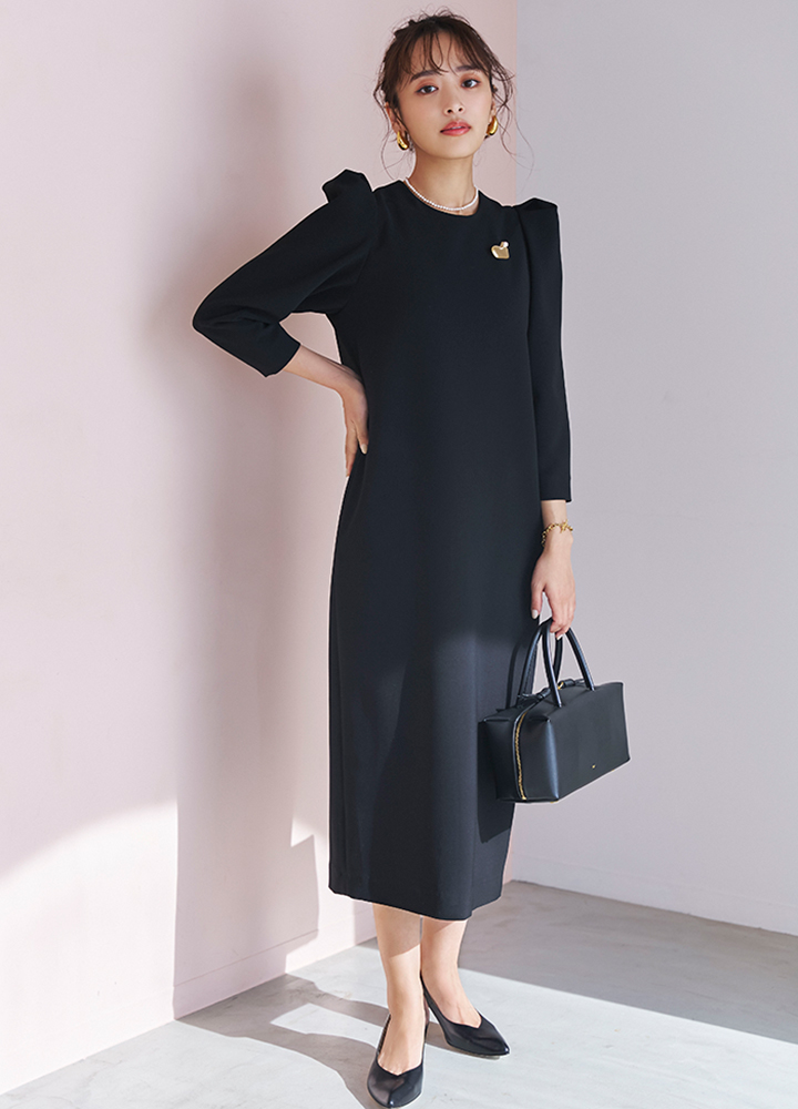 モードな「黒」ワンピースでおしゃれに!