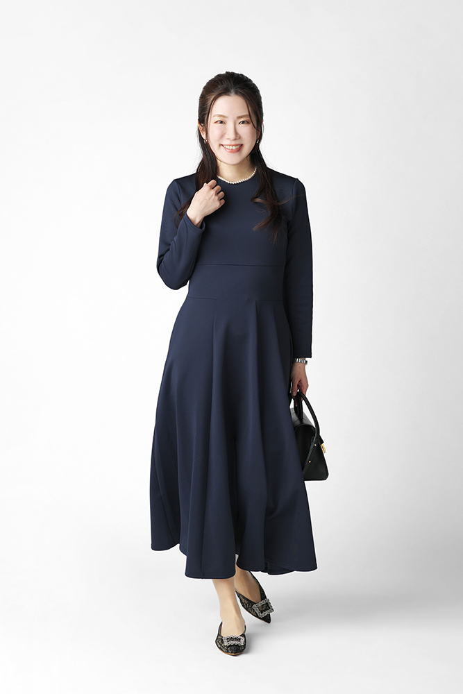 フレアワンピース×ビジューつきパンプス