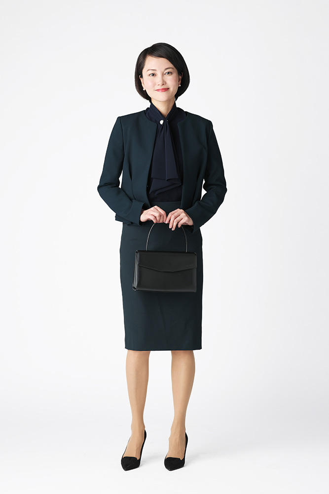 ネイビーのノーカラージャケット×ブラウス×タイトスカート