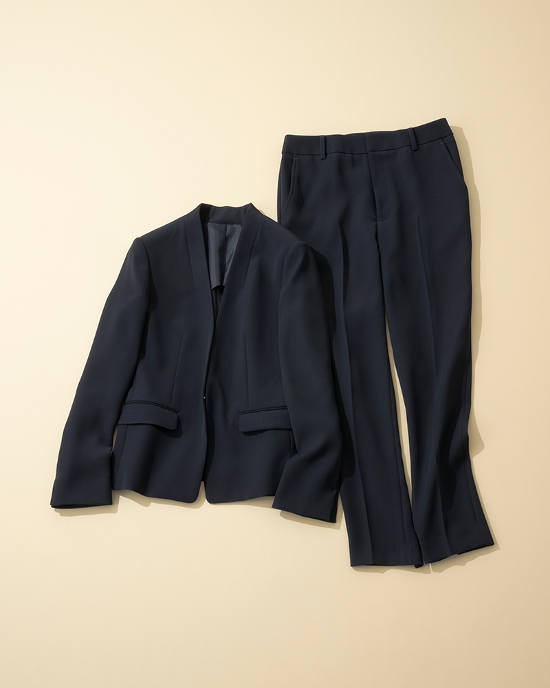 パンツとジャケットのコーデ