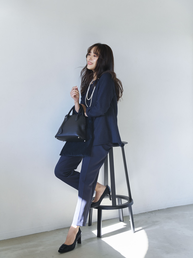 ネイビートップス×細身パンツのセットアップ