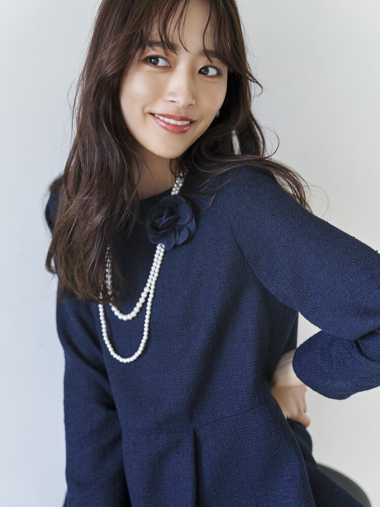 2連パールと取り外し可能なコサージュ