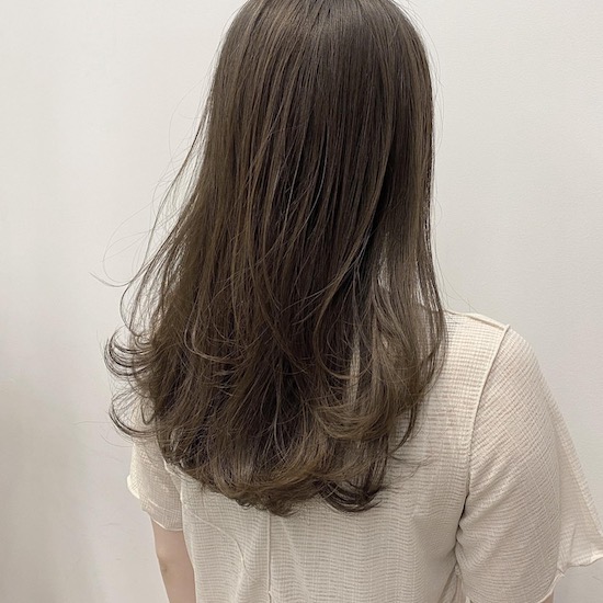 落ち着いた大人を演出してくれる【オリーブブラウン】