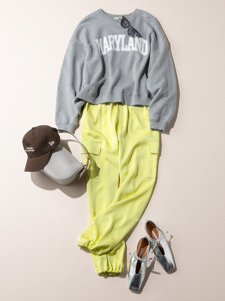 グレーロゴスウェット×黄色カーゴパンツ