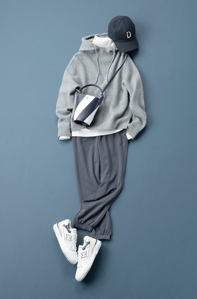 グレーパーカー×白ニット×青スウェットパンツ