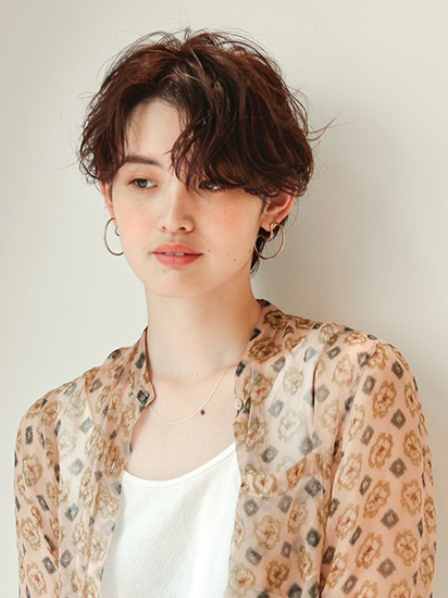 パーマで動きをプラスしたハンサムショート