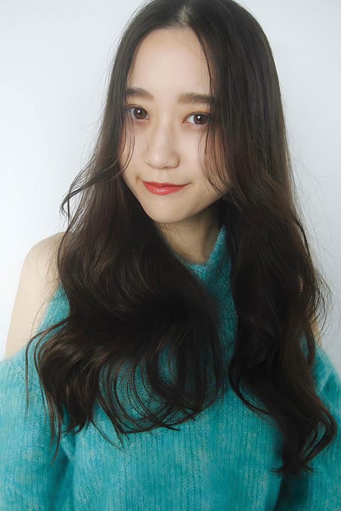 前髪なしは顔まわりに動きをつけて