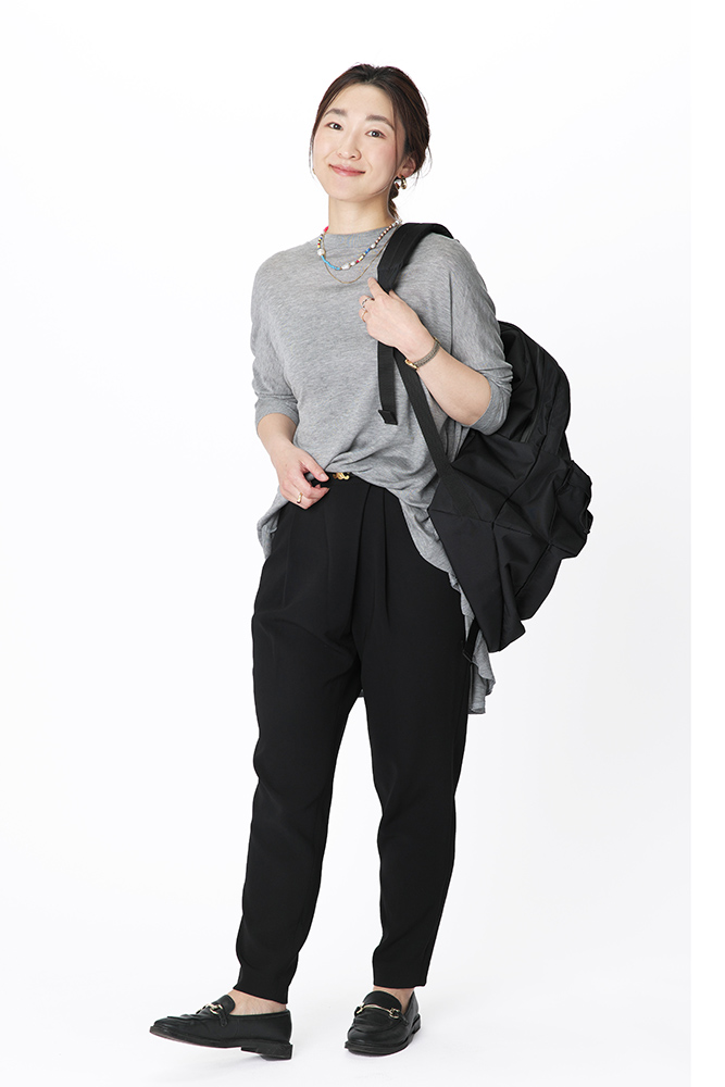 黒テーパードパンツ×グレーカットソー