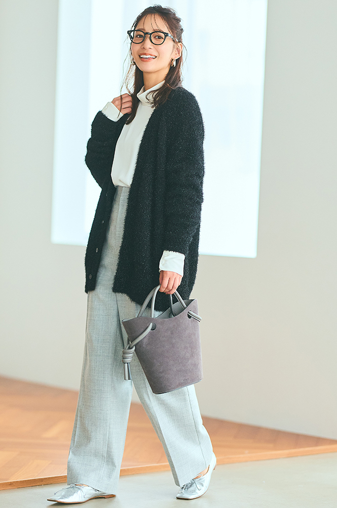 黒ラメニットカーディガン×ライトグレーパンツ×白ブラウス