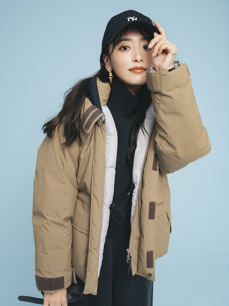 近藤千尋さんがベージュのダウンを着ている