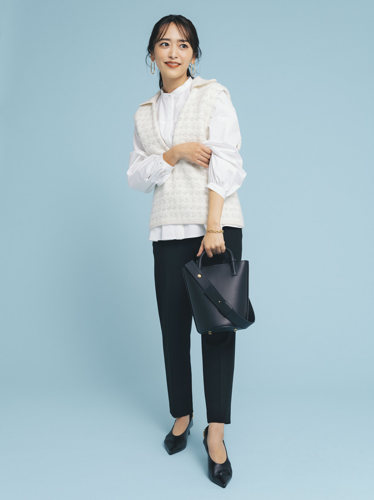 【2】白ブラウス×ベスト×黒パンツ
