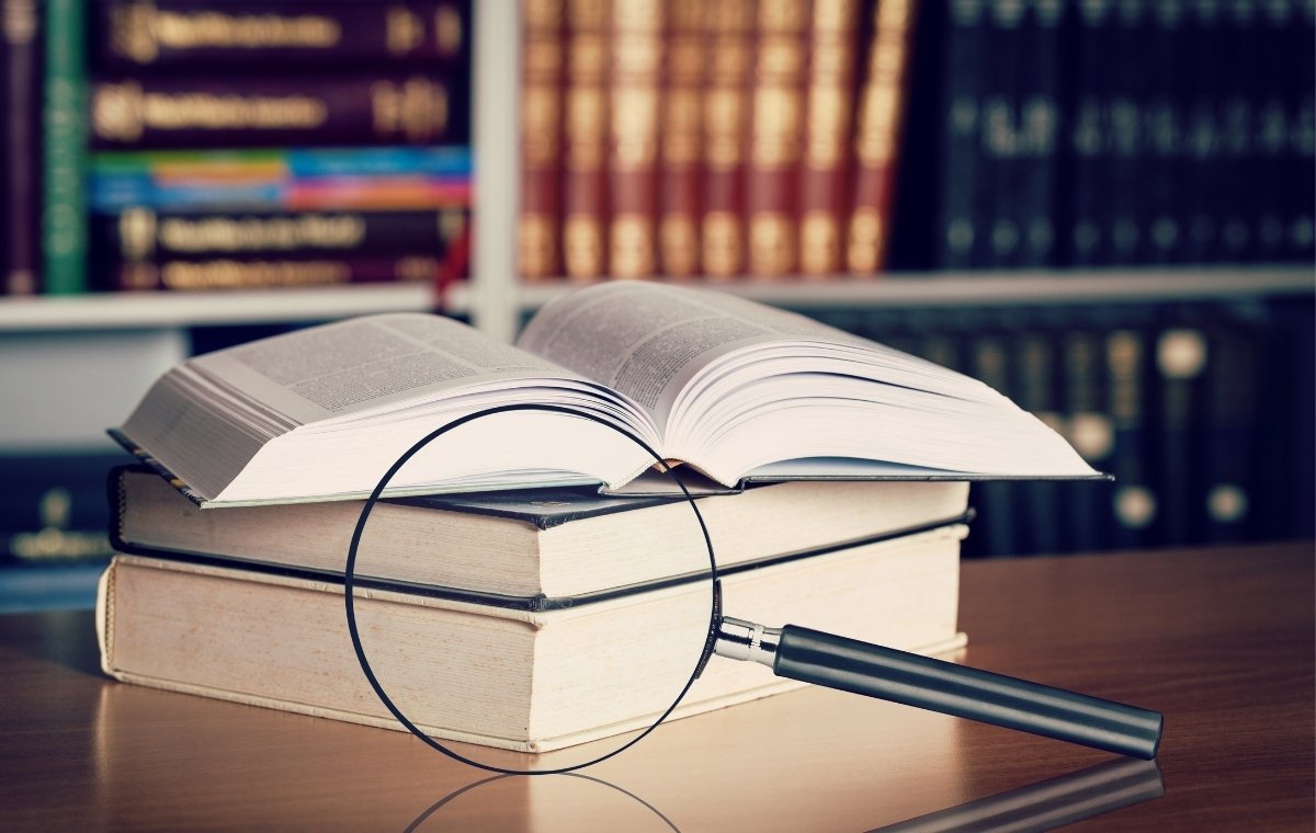 辞書とルーペがおかれている写真