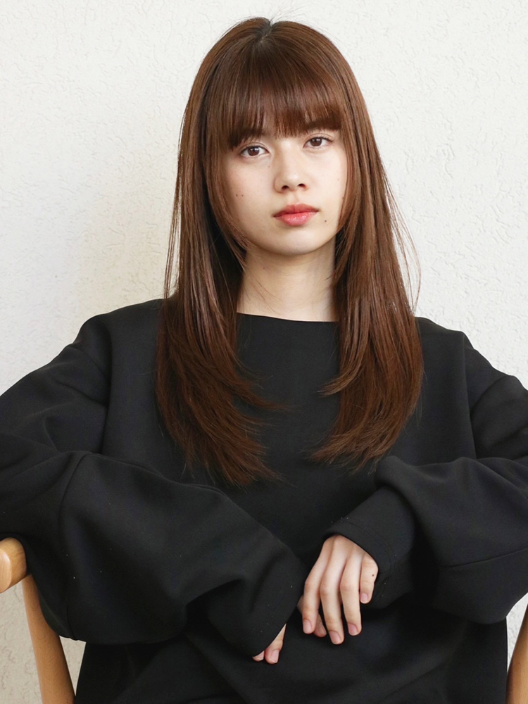 小顔効果抜群なストレートロング