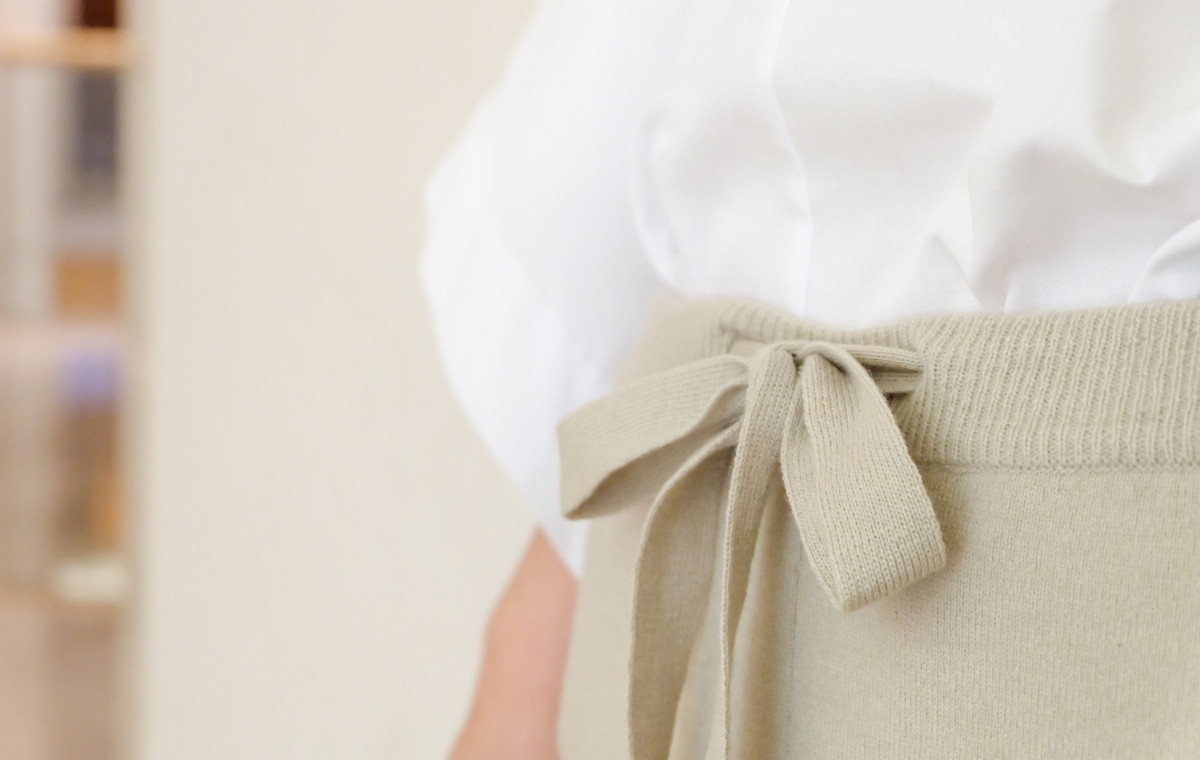 蝶結びされたベージュのズボンの写真