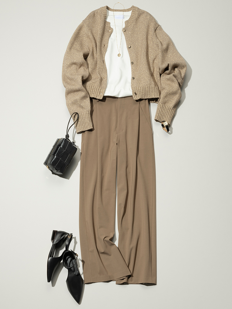 ラメベージュカーディガン×白Tシャツ×ベージュタックパンツ