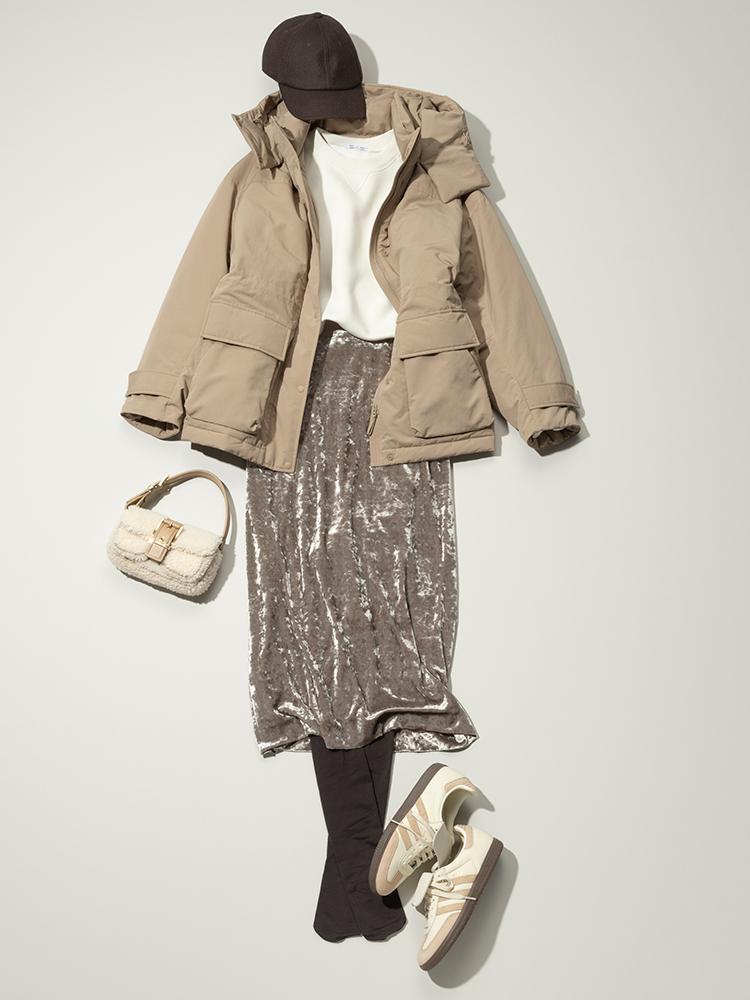 ベロアタイトスカート×オフホワイトスウェット×ベージュダウンコート