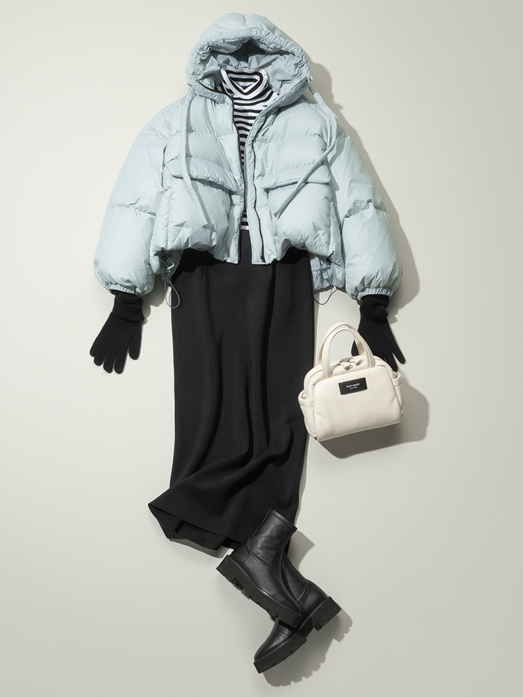 黒タイトスカート×ボーダー柄タートルニット×水色ダウンコート