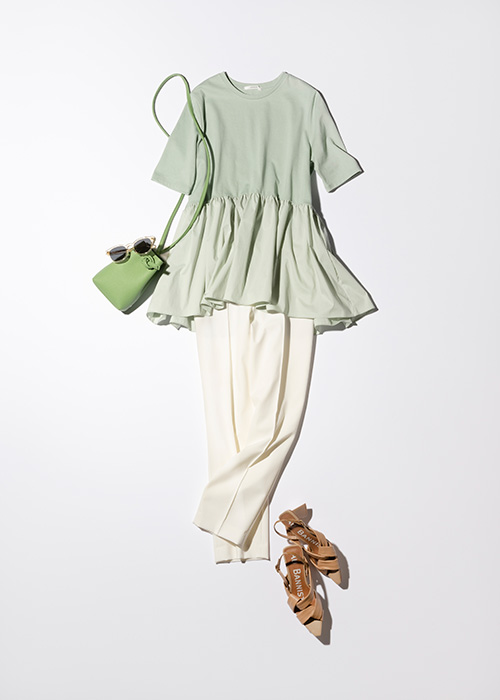 白テーパードパンツ×ミントカラーペプラムトップス
