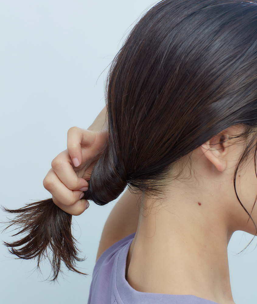 髪をひとつにまとめてからねじる