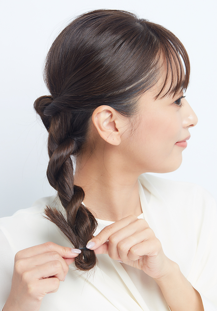 ねじり合わせた毛束をゴムで結ぶ