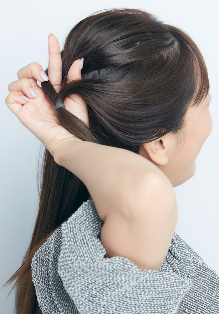 下のハーフアップに指を入れてねじる