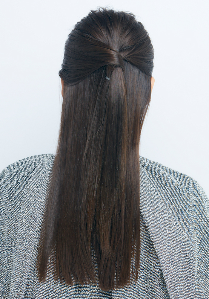 上の毛束を、下のハーフアップの輪っかから引き出した状態