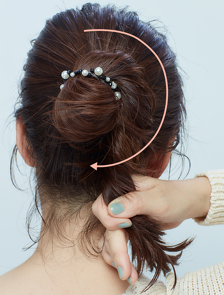 ねじった毛束をお団子にグルッと巻きつける