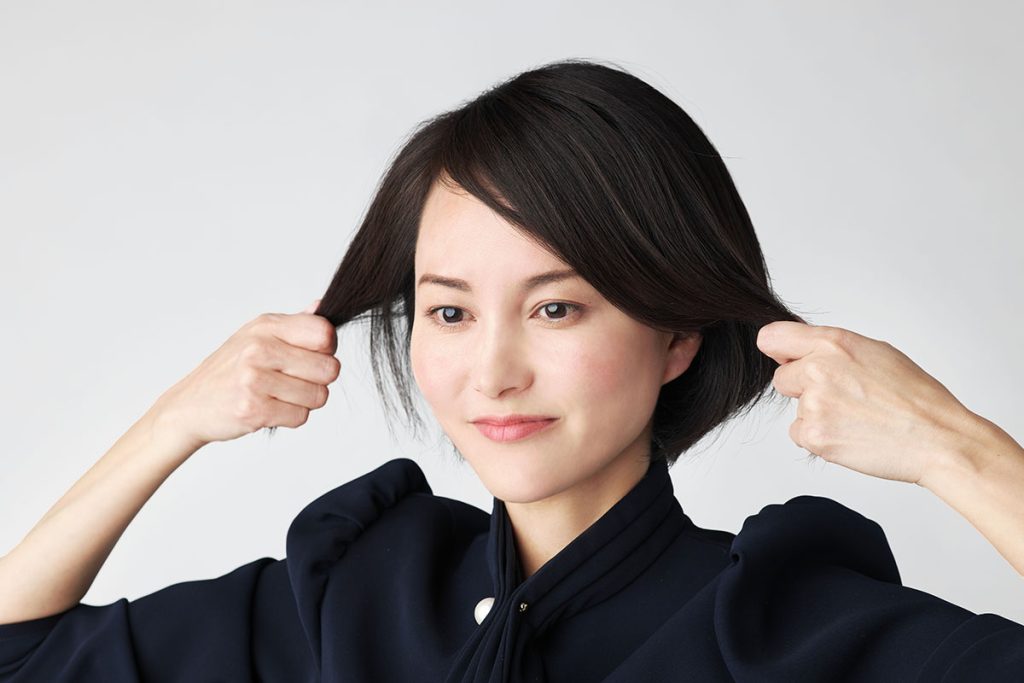 髪にヘアワックスを揉み込む