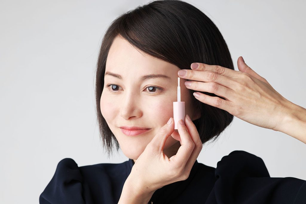 前髪グルーで前髪をとめる