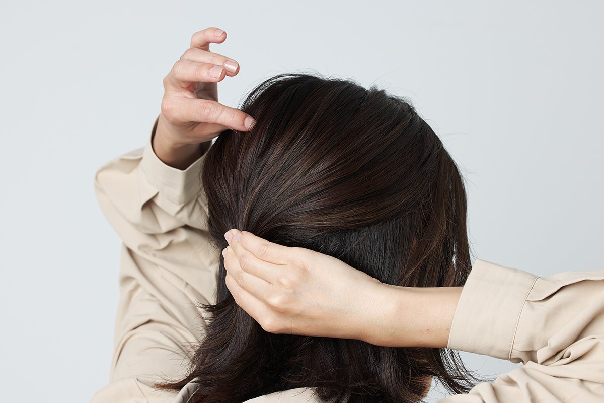 トップを中心に、髪を数本ずつ引き出す